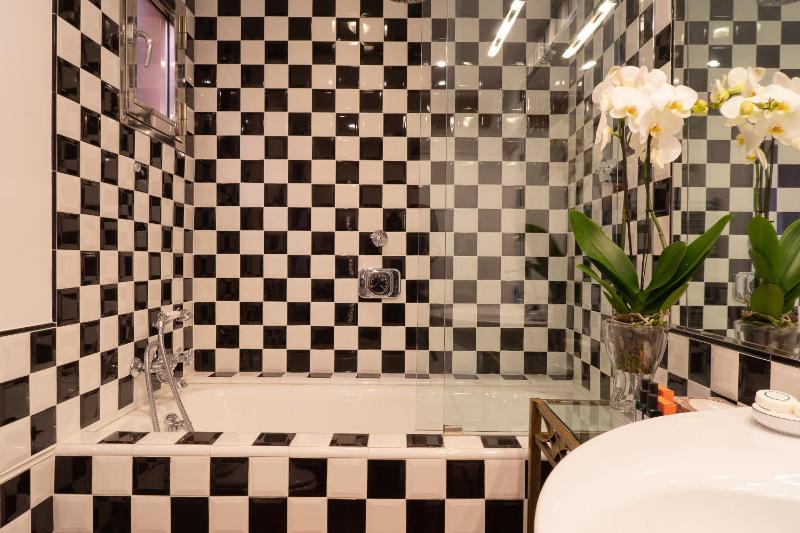 Deluxe One-Bedroom Apartment image 2