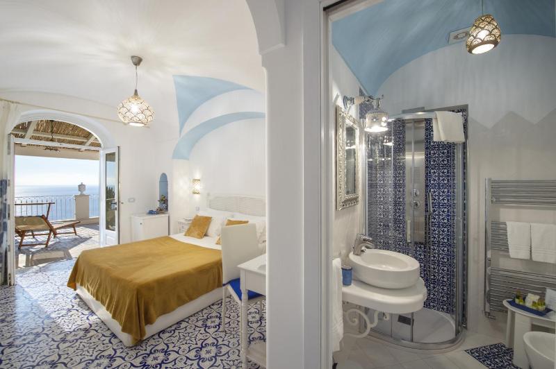 Superior King Room image 2