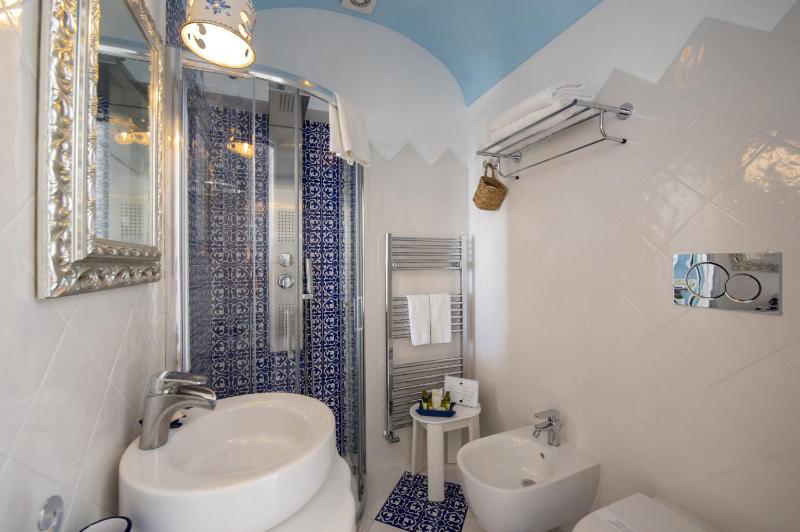 Superior King Room image 3