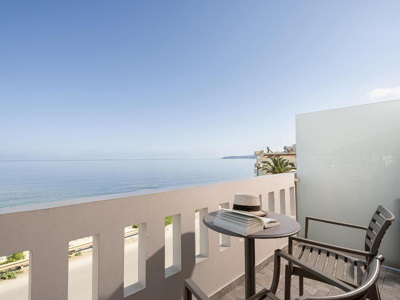 Superior Double or Twin Room with Sea View image 2