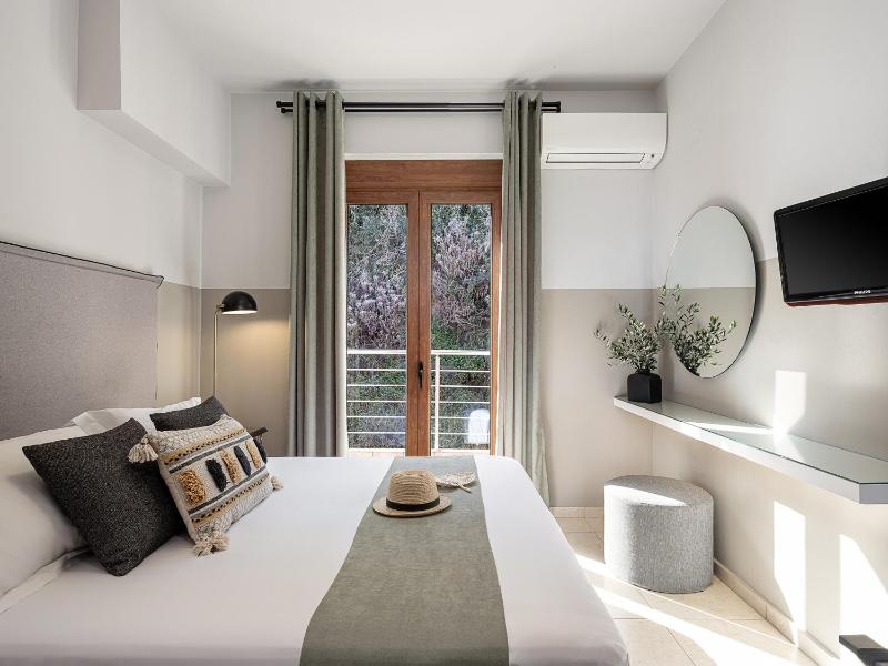Superior Double or Twin Room with Sea View image 1
