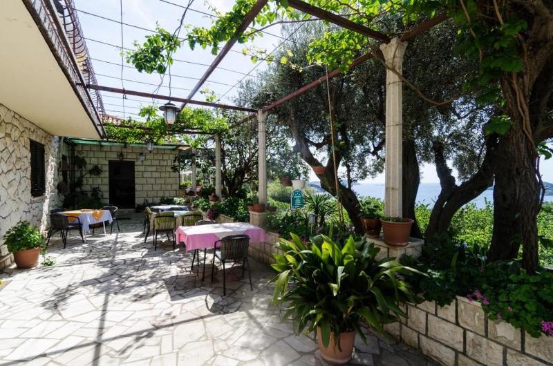 Small Double Room with Garden View image 3