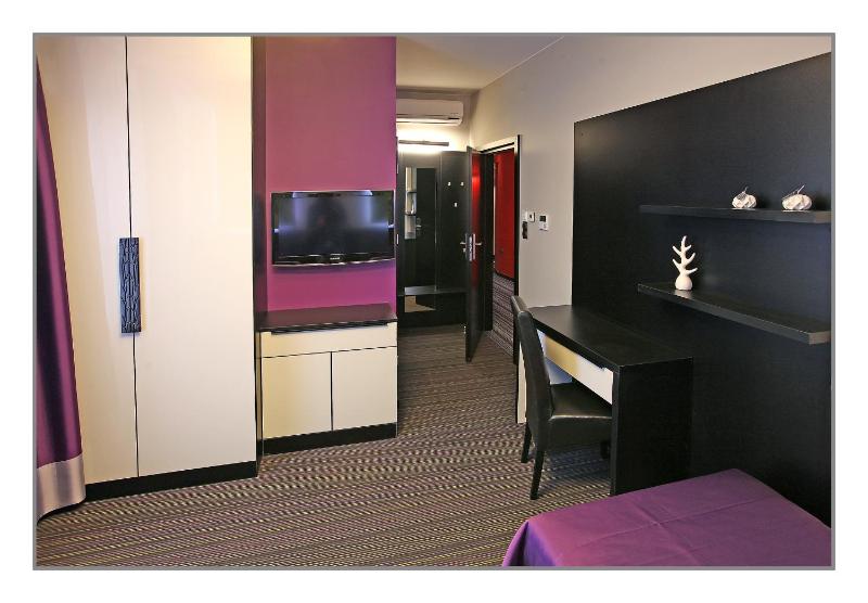 Twin Room with Bathroom image 3