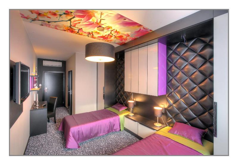 Twin Room with Bathroom image 4