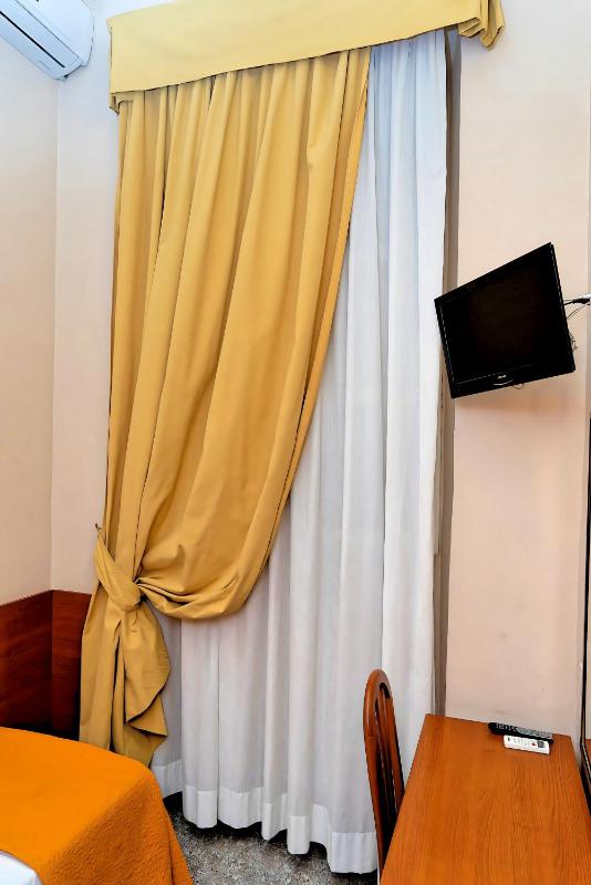 Single Room image 3