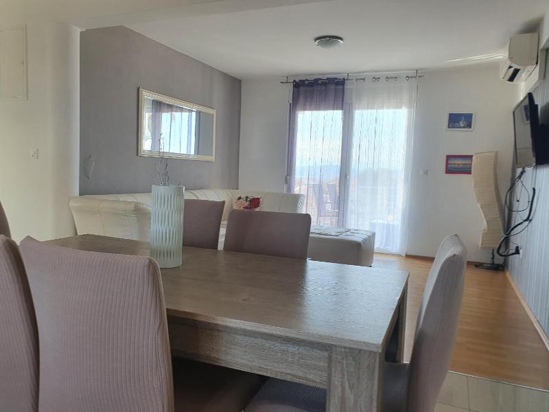 Cozy Two-Bedroom Apartment - image 7