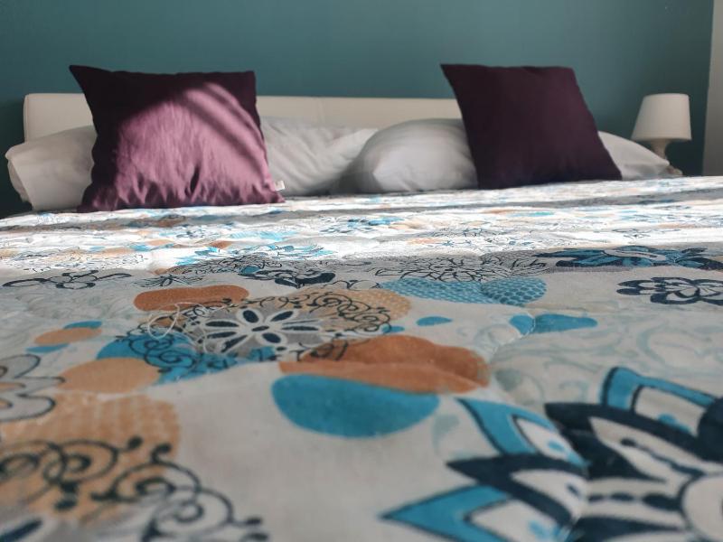 Cozy Two-Bedroom Apartment - image 11