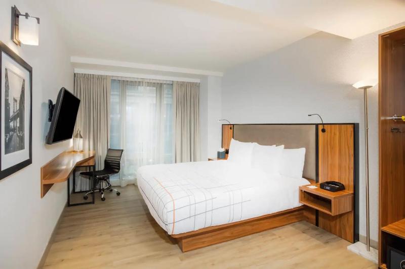 La Quinta Inn & Suites by Wyndham Times Square South - image 8