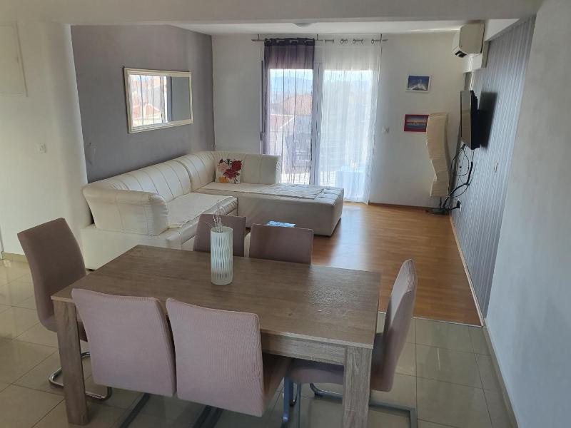 Cozy Two-Bedroom Apartment - image 27