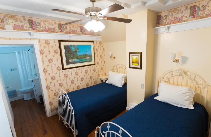 Standard Suite with Bathtub image 4