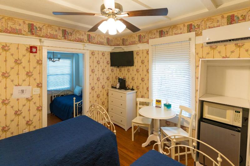 Standard Suite with Bathtub image 3