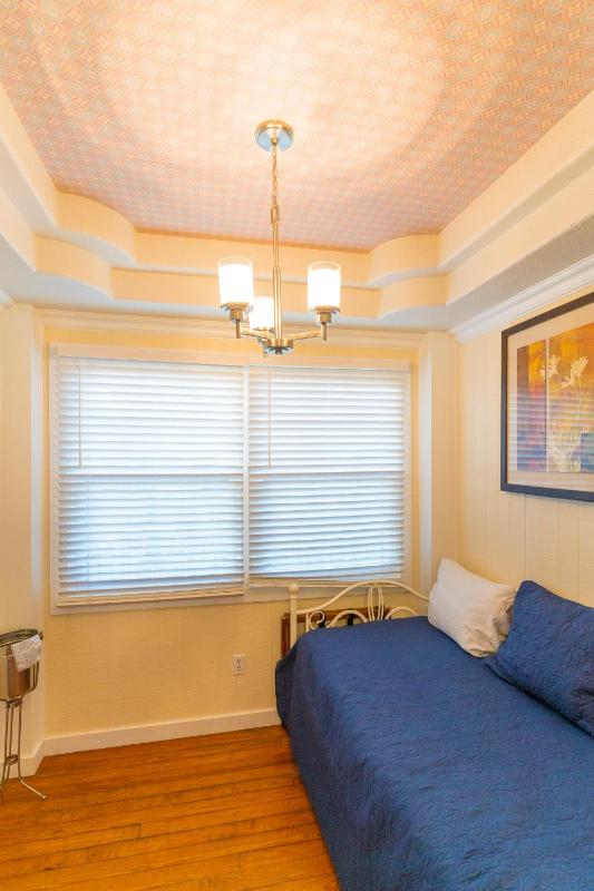 Standard Suite with Bathtub image 2