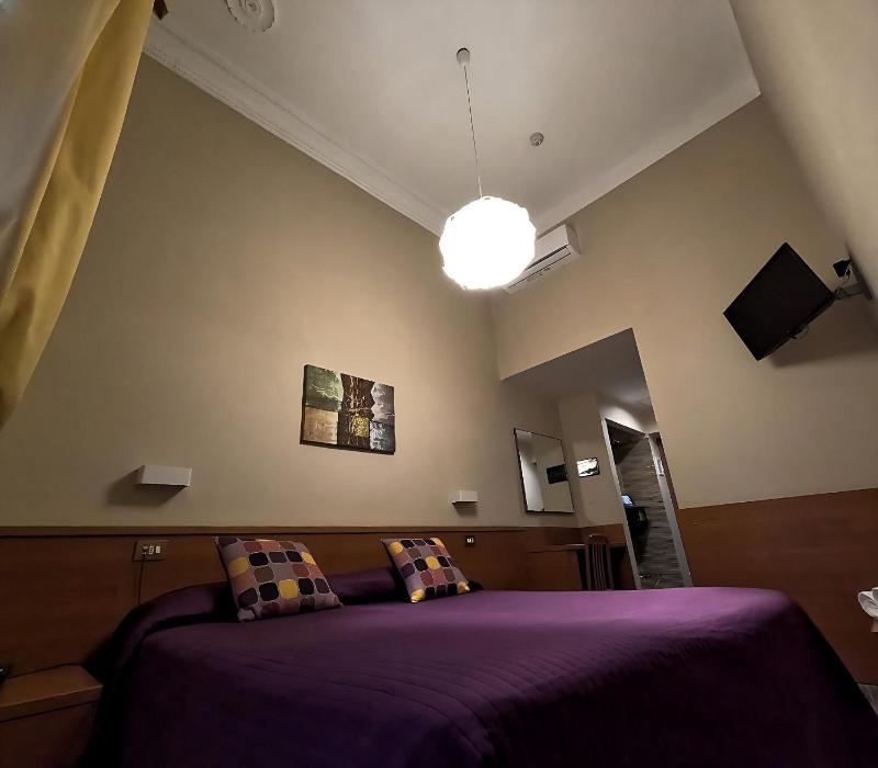 Double or Twin Room image 4
