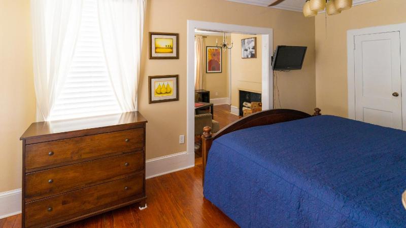 Deluxe King Suite image 3