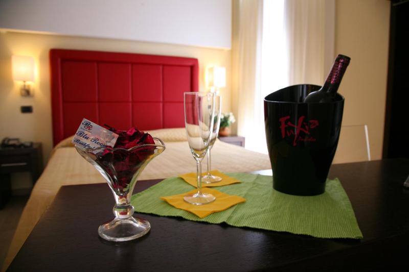 Classic Double Room image 3