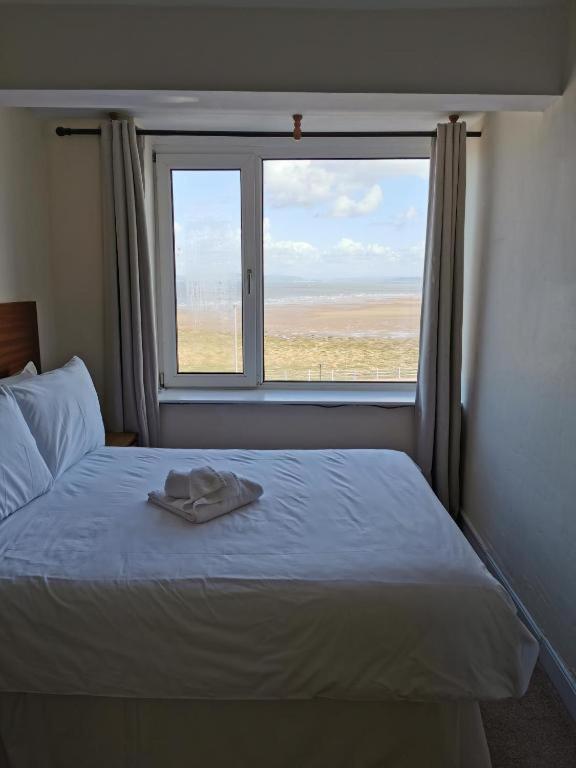 Double Room with Sea View image 2