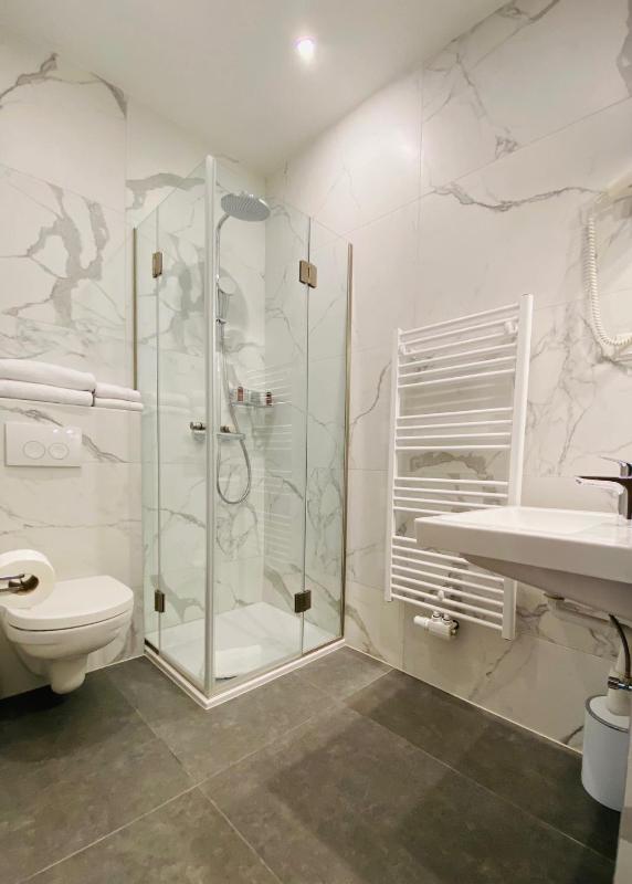 Double or Twin Room image 3
