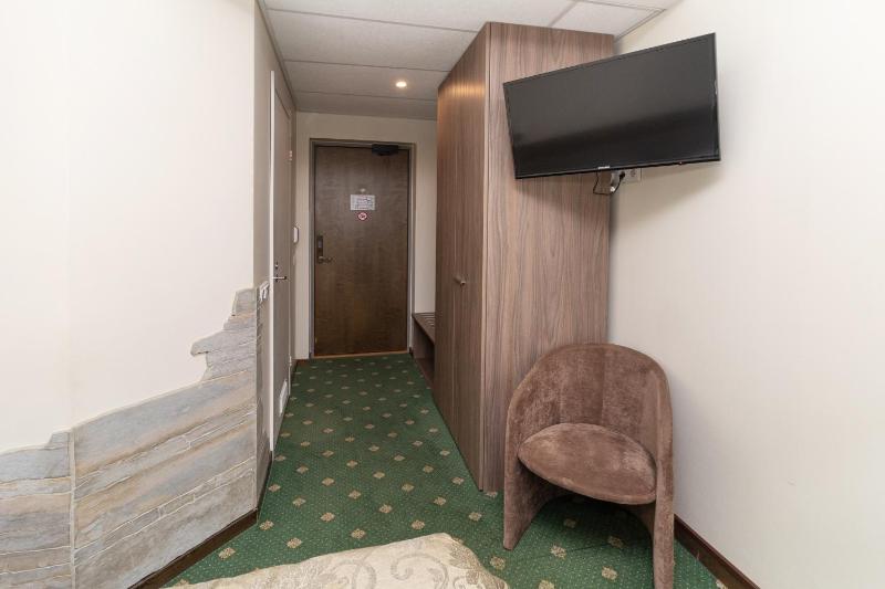 Standard Double Room image 3