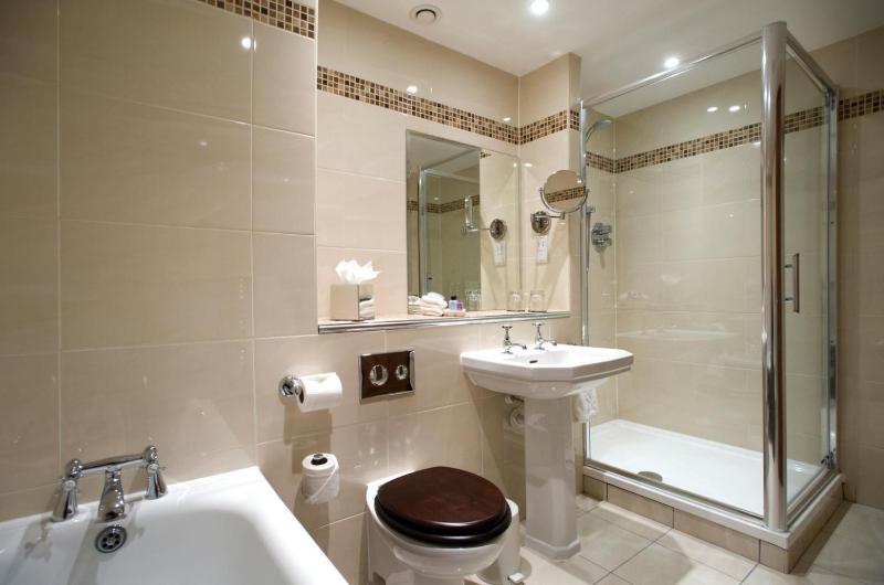 Superior King Room image 3