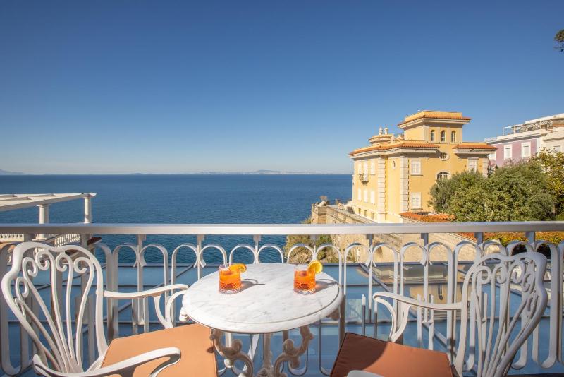 Superior Double or Twin Room with Sea View image 3