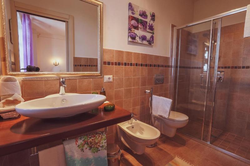 Queen Room with Balcony image 3