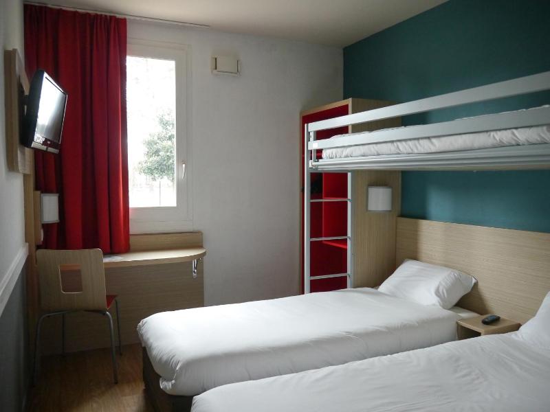 Triple Room with 3 Single Beds image 1