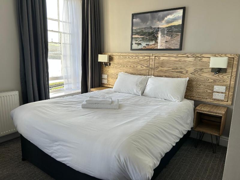 Double Room with Sea View image 4