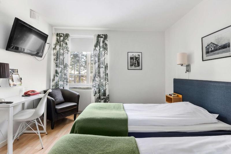 Standard Twin Room image 4