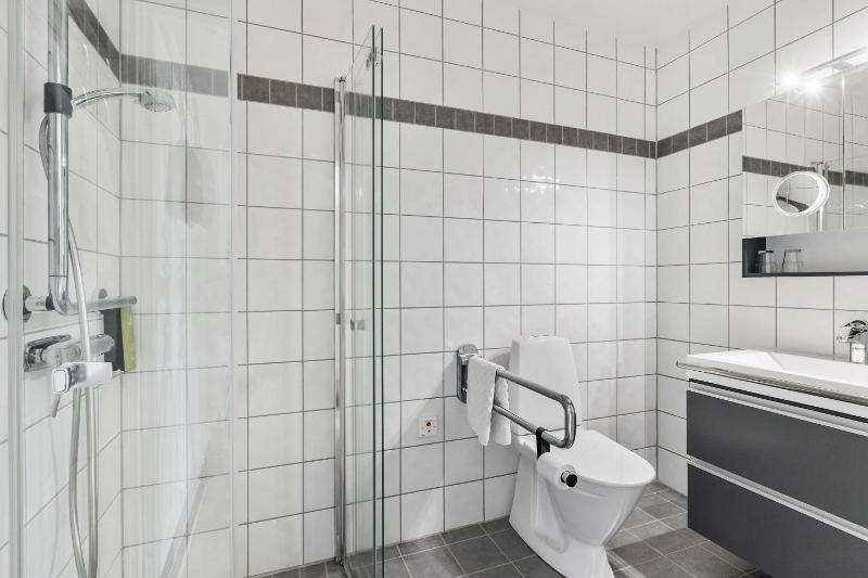 Standard King Room image 3
