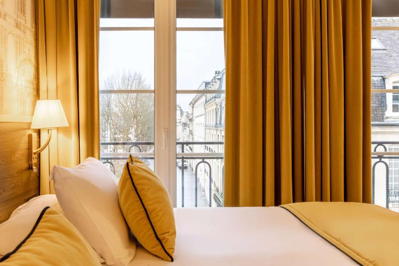 Deluxe King Room with View image 4