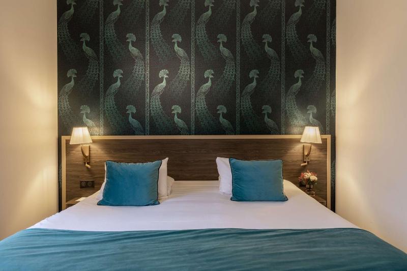 Superior King Room with View image 3