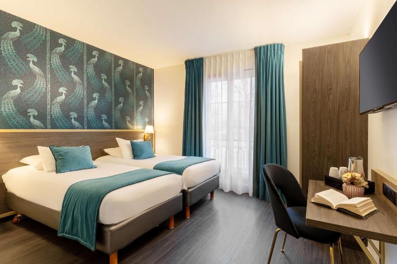 Superior King Room with View image 4