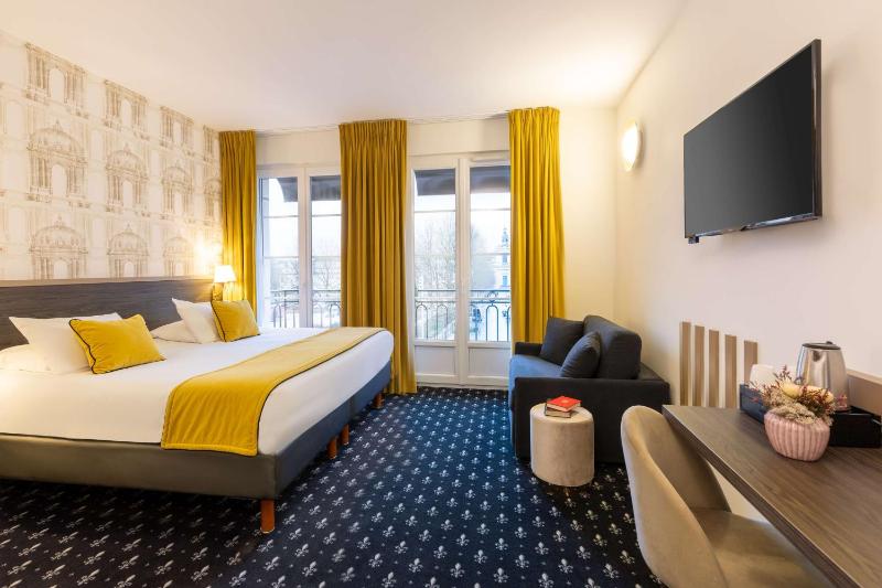 Deluxe King Room with View image 1