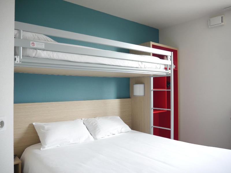 Triple Room (1 Double Bed + 1 Single Bed) image 1