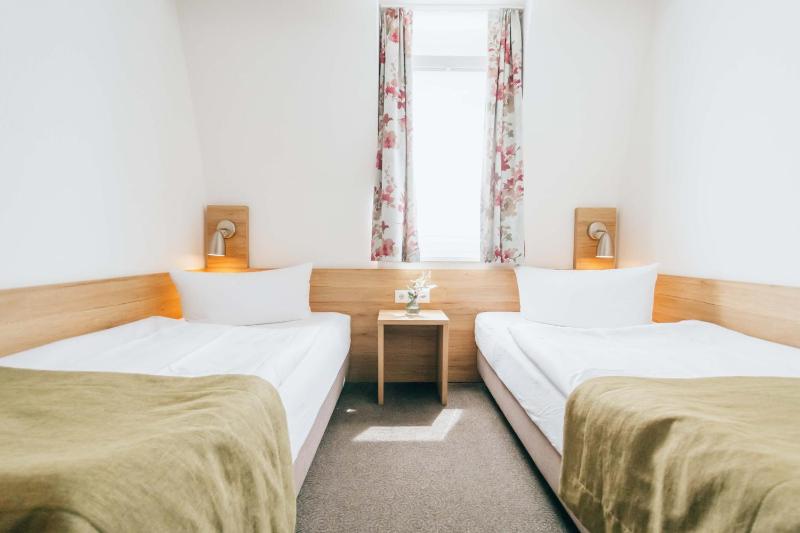 Twin Room image 4
