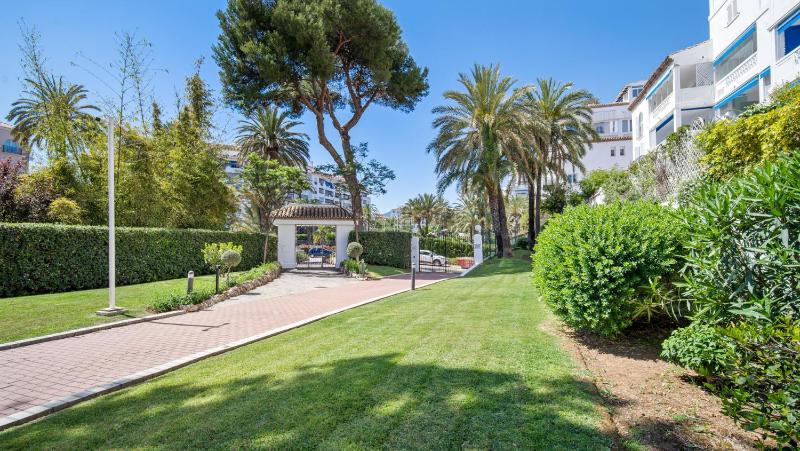 Large apartment in Playas del Duque - image 12