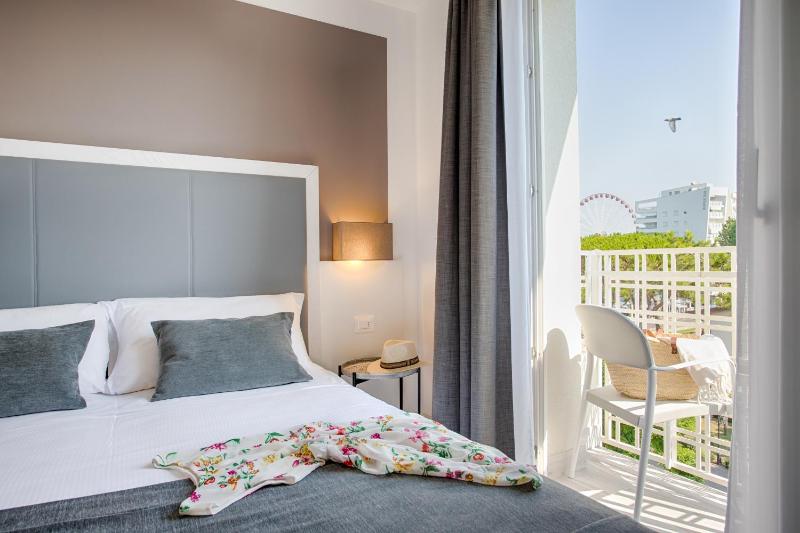 Classic Double or Twin Room with French Balcony image 3