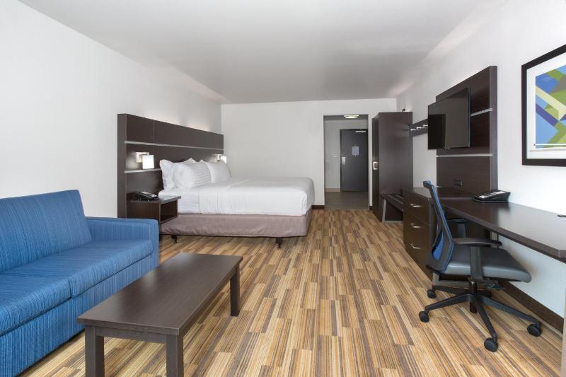 Standard King Room image 4