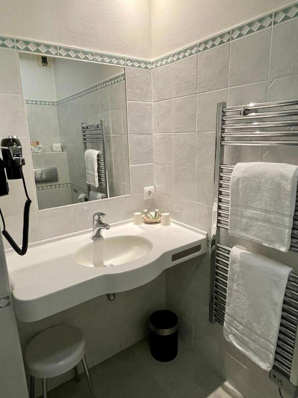 Standard Double Room image 3