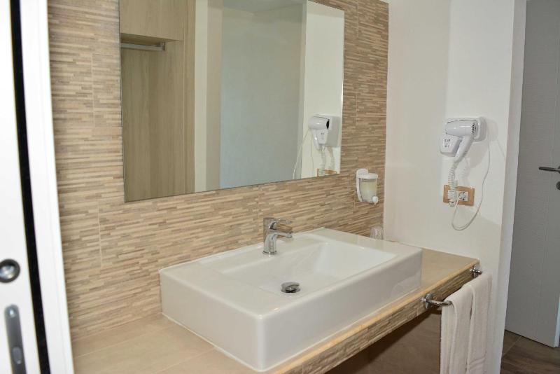 Superior Triple Room with Sea View image 4