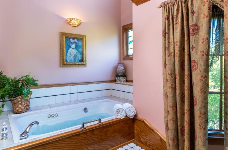 King Suite with Balcony image 2