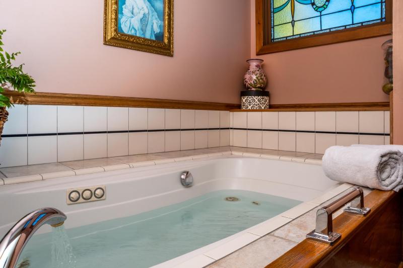 King Suite with Balcony image 3