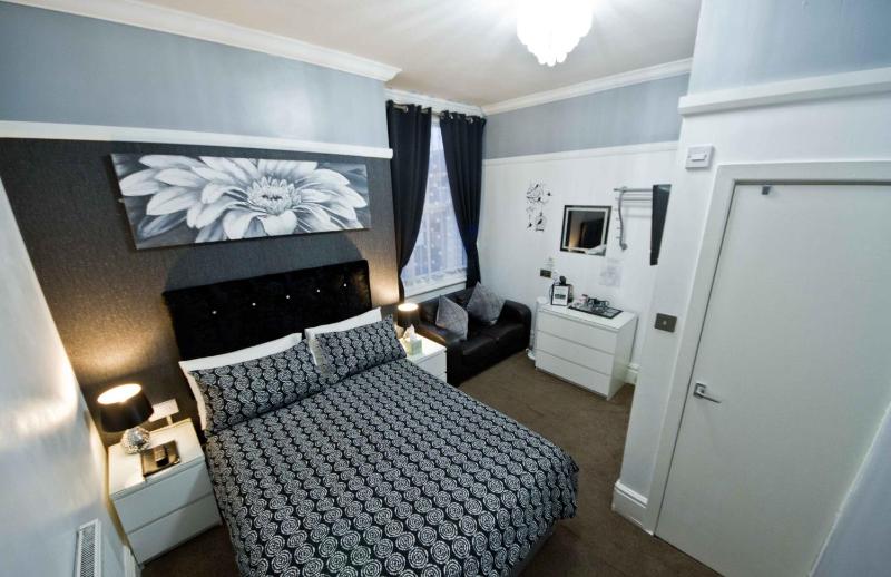Deluxe Double Room image 3
