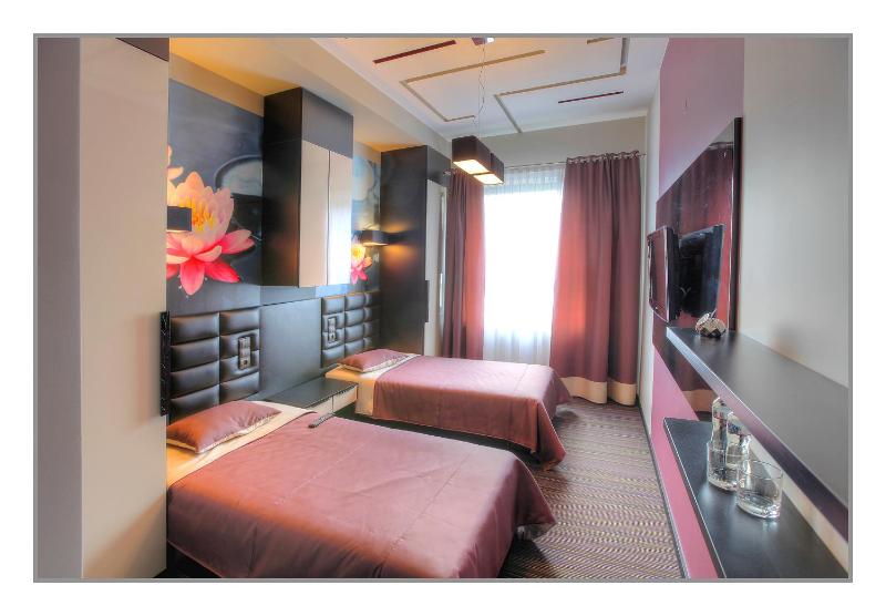 Twin Room with Bathroom image 2
