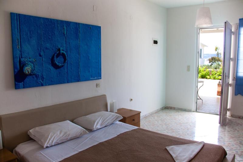 Studio with Side Sea View - 1 Double and 2 Single Beds image 4