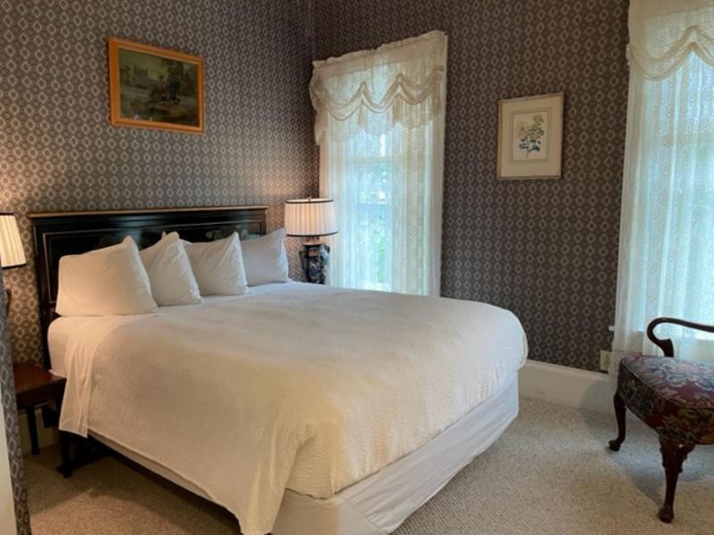 Standard Queen Room image 1