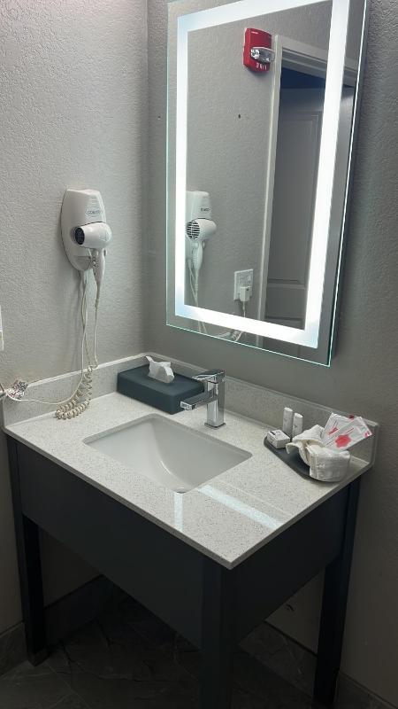 Queen Room with Two Queen Beds and Mobility/Hearing Impaired Access - Non-Smoking image 2