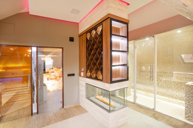 Suite with Spa Bath image 3