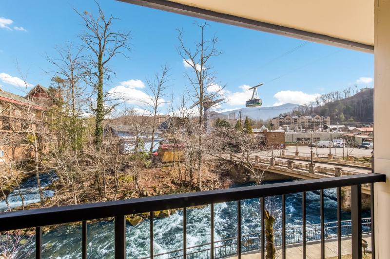 King Room with River View - Non smoking image 3