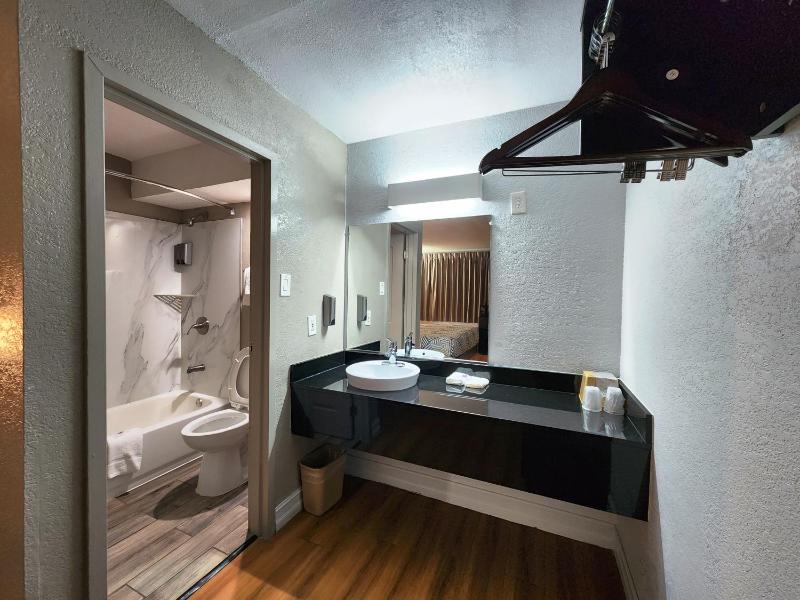 Queen Room with Two Queen Beds - Smoking image 2